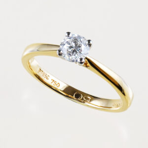 Round brilliant cut diamond engagement ring