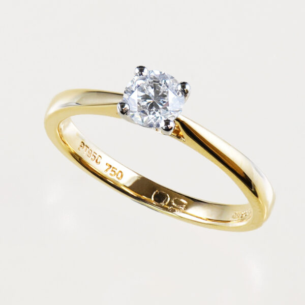 Round brilliant cut diamond engagement ring