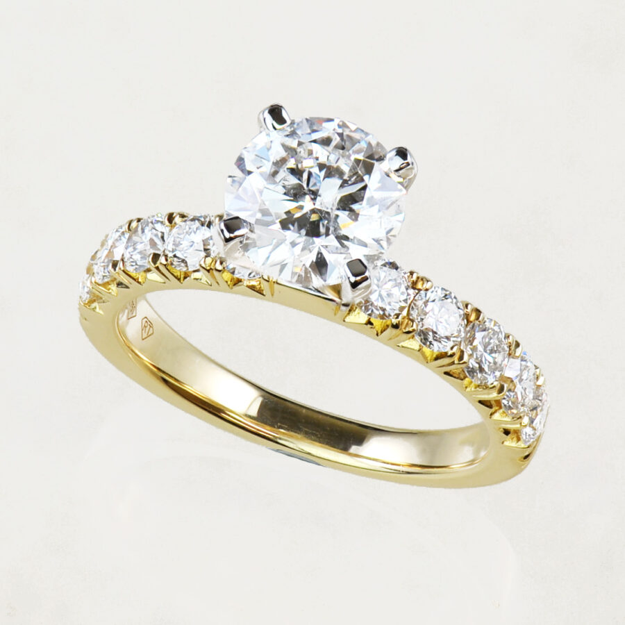 Natural round brilliant cut diamond soliatre ring
